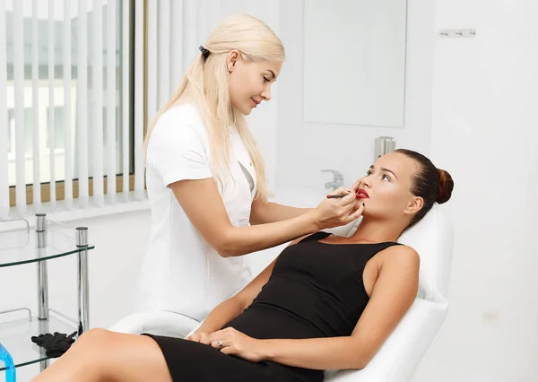 Maquillaje permanente en los ojos — Foto de Stock