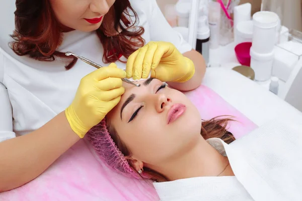 Nettoyage professionnel de l'acné dans un salon de beauté . — Photo