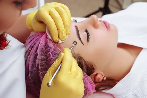 Professionelle Reinigung von Akne in einem Schönheitssalon. — Stockfoto