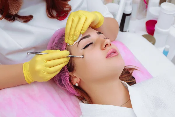 Limpieza profesional del acné en un salón de belleza . —  Fotos de Stock