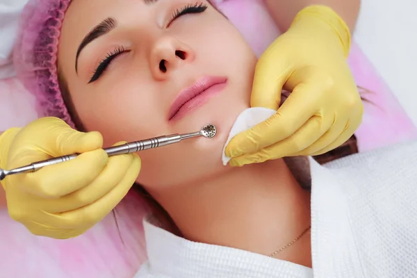 Professionele reiniging van acne in een schoonheidssalon. — Stockfoto