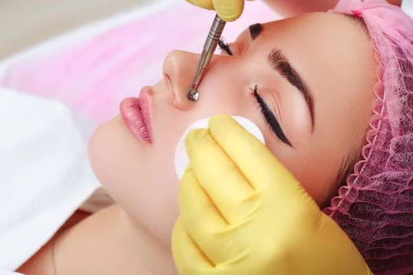 Limpieza profesional del acné en un salón de belleza . —  Fotos de Stock