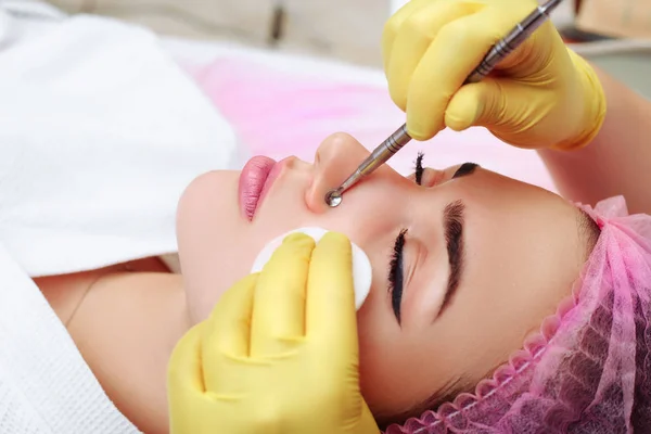 Professional cleansing of acne in a beauty salon. — Stock Photo, Image