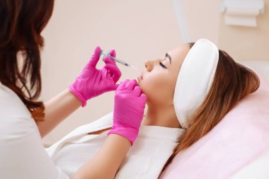 Yordam dolgu enjeksiyonu güzellik Kliniği.