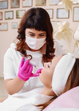 Yordam dolgu enjeksiyonu güzellik Kliniği.