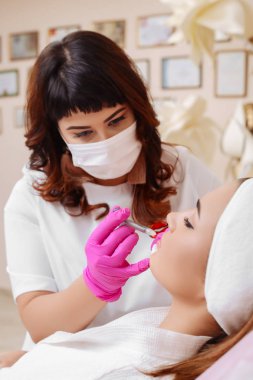 Yordam dolgu enjeksiyonu güzellik Kliniği.