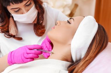 Mezoterapi enjeksiyon karşısında.