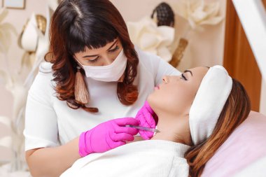 Mezoterapi enjeksiyon karşısında.