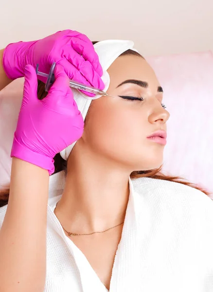 Mesotherapy injektioner i ansiktet. — Stockfoto