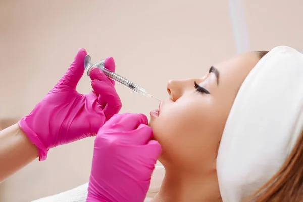 Procedure vuller injectie in schoonheid kliniek. — Stockfoto