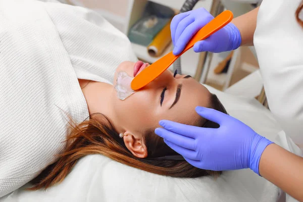Cosmetische gel toe te passen op de gezicht-patiënt. — Stockfoto