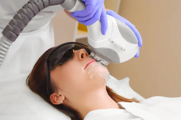 Foto Terapia Facial. Procedimentos antienvelhecimento . — Fotografia de Stock