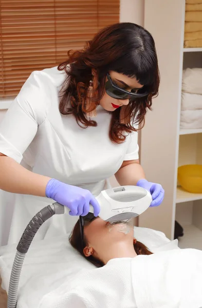 Foto Terapia Facial. Procedimentos antienvelhecimento . — Fotografia de Stock