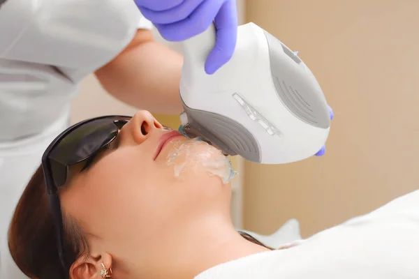 Foto Terapia Facial. Procedimentos antienvelhecimento . — Fotografia de Stock