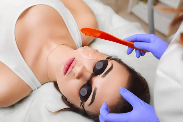 Aplicación de gel cosmético en el paciente de la cara . — Foto de Stock