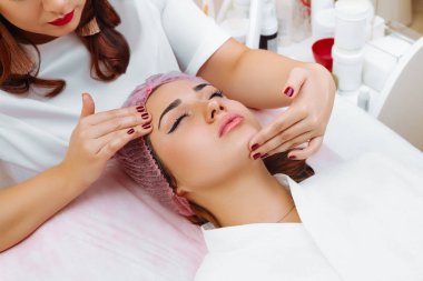 Kozmetik masaj, yüz tedavi.