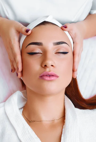 Cosmetische massage, gezichtsbehandeling. — Stockfoto