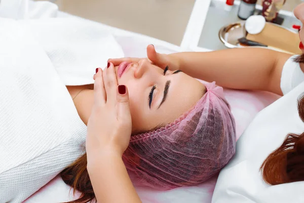 Kosmetiska massage, ansiktsbehandling. — Stockfoto
