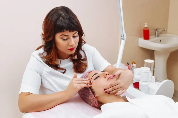 Cosmetische massage, gezichtsbehandeling. — Stockfoto