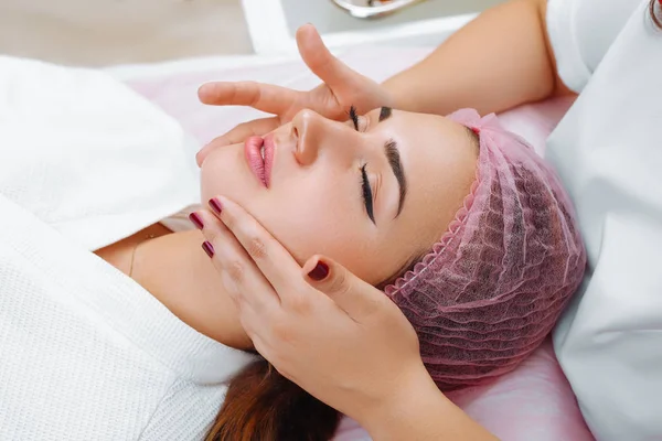 Kozmetik masaj, yüz tedavi.