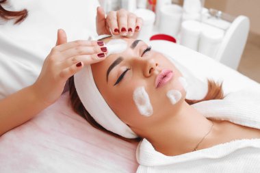 Güzellik salonunda temizlik peeling.