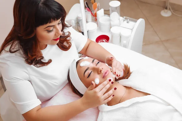 Reinigungspeeling im Schönheitssalon. — Stockfoto