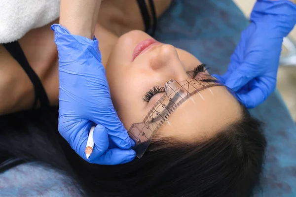 Young beautiful woman making permanent makeup in cosmetology salon. — Stock Photo, Image