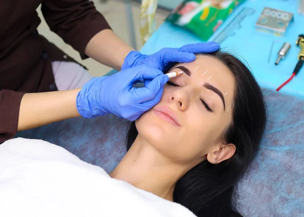 Jovem bela mulher fazendo maquiagem permanente no salão de cosmetologia . — Fotografia de Stock