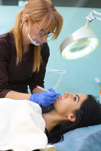 Cosmetologue faisant maquillage permanent sur le visage des femmes — Photo