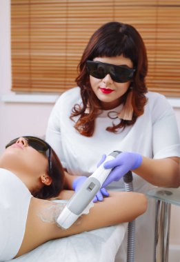 Koltuk altı lazer saç kaldırma epilasyon sahip