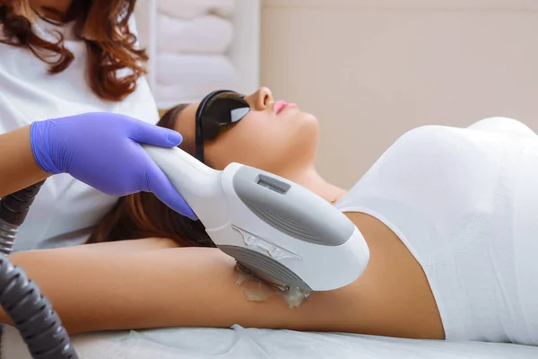 Avendo epilation depilazione laser ascellare — Foto Stock