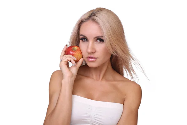 Blonde vrouw eet rode appel — Stockfoto