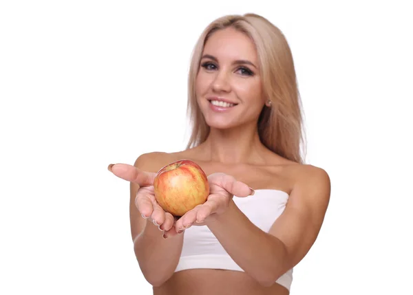 Блондинка ест красное яблоко — стоковое фото