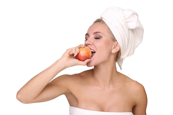 Donna bionda mangiare mela rossa — Foto Stock