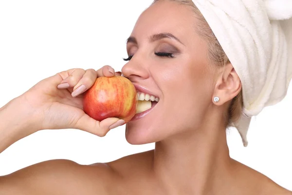 Femme blonde manger pomme rouge — Photo