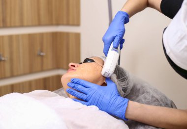 Fotoğraf yüz terapi. Anti-Aging yordamları.
