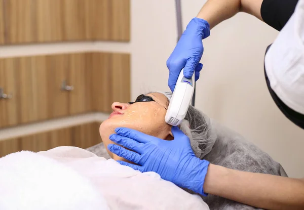 Foto Terapia Facial. Procedimentos antienvelhecimento . — Fotografia de Stock