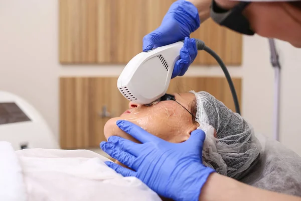 Foto Terapia Facial. Procedimentos antienvelhecimento . — Fotografia de Stock