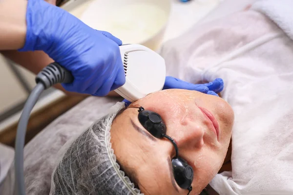 Fototerapia Facial. Procedimientos antienvejecimiento . — Foto de Stock