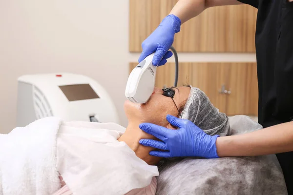 Foto Terapia Facial. Procedimentos antienvelhecimento . — Fotografia de Stock