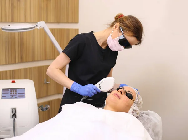 Foto Terapia Facial. Procedimentos antienvelhecimento . — Fotografia de Stock