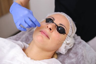 Fotoğraf yüz terapi. Anti-Aging yordamları.