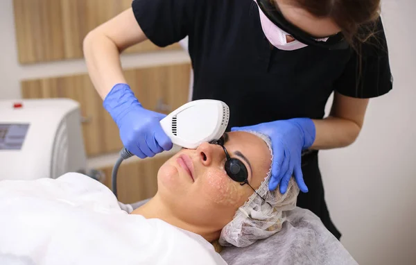 Fototerapia Facial. Procedimientos antienvejecimiento . —  Fotos de Stock