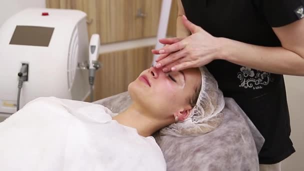 Genç kadın yüz tedavi spa salonu sahip — Stok video