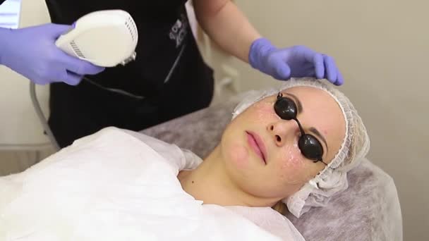 Fototerapia Facial. Procedimientos antienvejecimiento . — Vídeo de stock