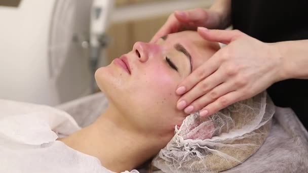 Cosmetische massage, gezichtsbehandeling. — Stockvideo