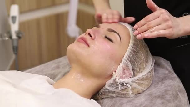 Kosmetische Massage, Gesichtsbehandlung. — Stockvideo