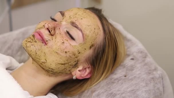 스파 살롱에서 얼굴 치료는 데 젊은 여자 — 비디오