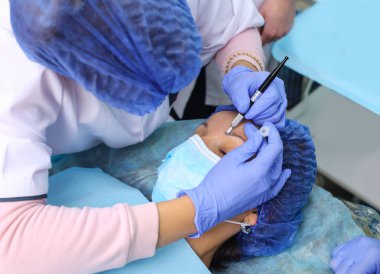 Microblasting eski makyaj kaldırmak.