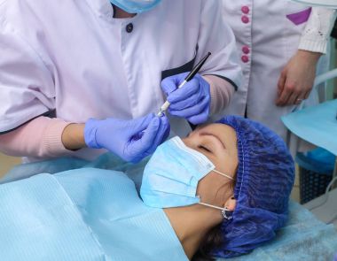 Microblasting eski makyaj kaldırmak.